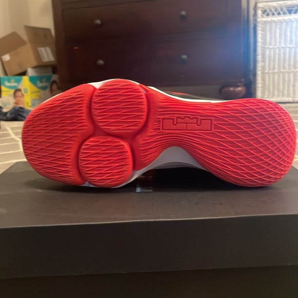 Lebron witness V black,red and white size 7.5 mens - Picture 2 of 7